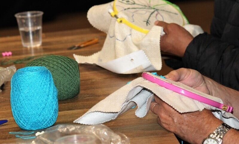 CAPS de Blumenau leva oficina de bordado e auriculoterapia ao shopping