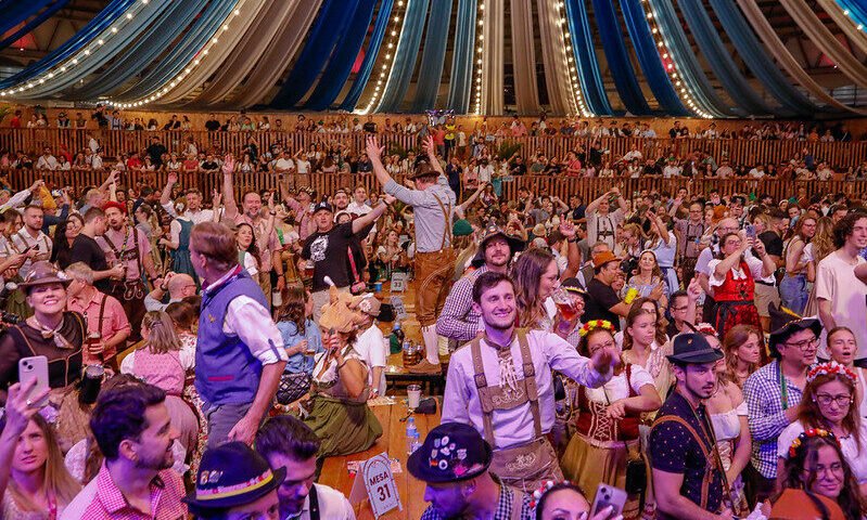Mueller estreia como patrocinadora da Oktoberfest Blumenau com competição gastronômica
