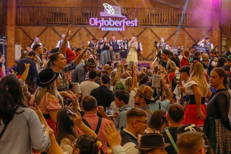 Oktoberfest Blumenau recebe Almeida Junior como patrocinadora oficial pela primeira vez