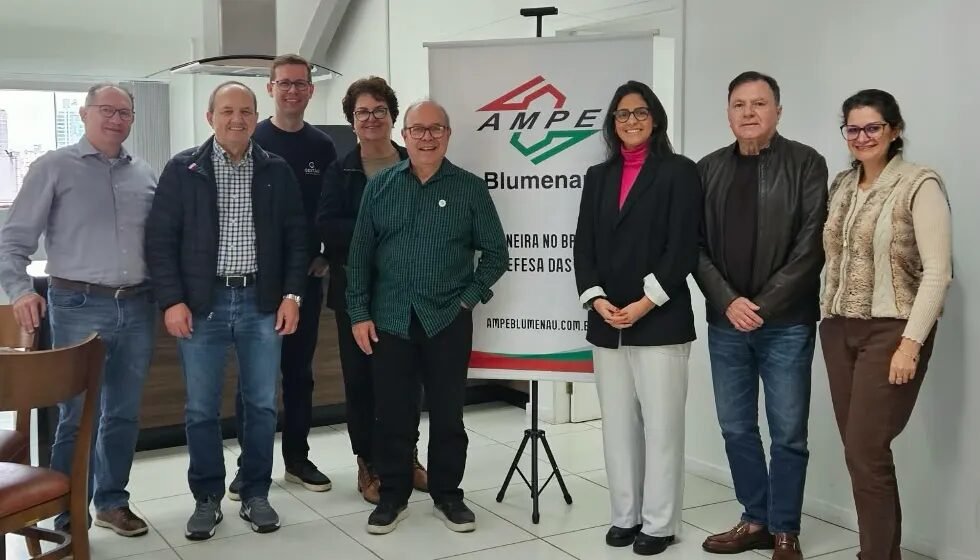 Secretária de Comunicação de Blumenau participa de reunião da Diretoria Executiva da AMPE