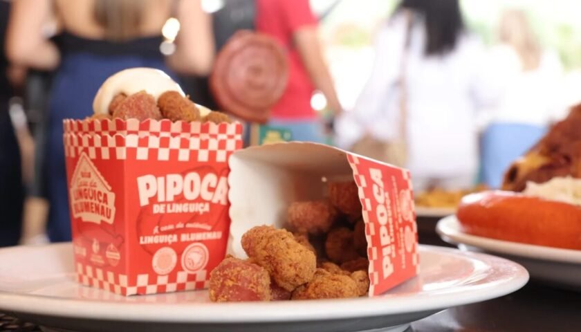 Sucesso na Oktoberfest, pipoca de linguiça Blumenau chega ao varejo como produto licenciado da festa