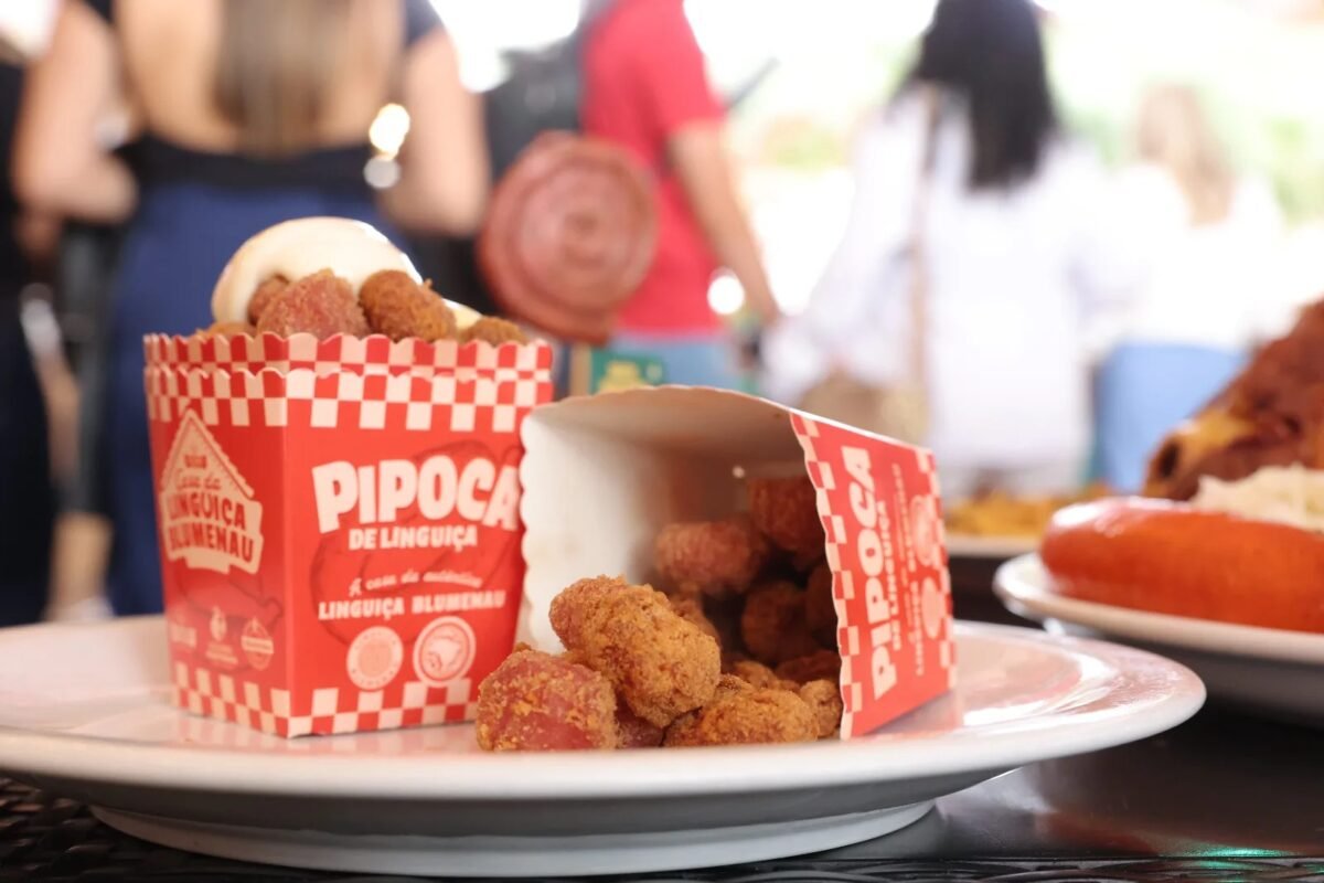 Sucesso na Oktoberfest, pipoca de linguiça Blumenau chega ao varejo como produto licenciado da festa