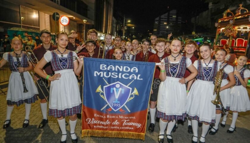 Bandas escolares no desfile da Oktoberfest valorizam o trabalho de musicalização de Blumenau