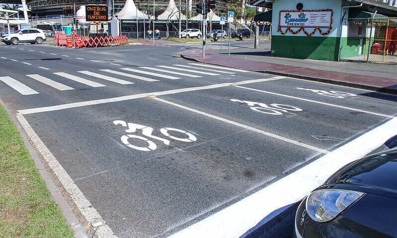 Blumenau pinta áreas de espera para motociclistas em 12 cruzamentos