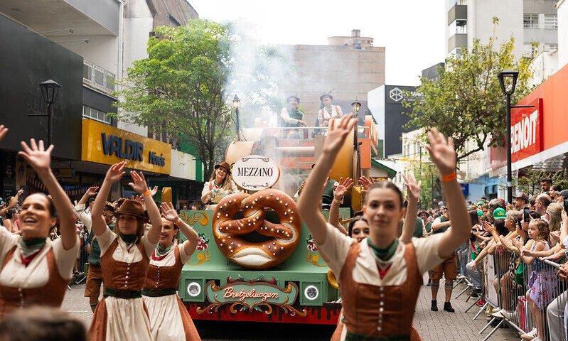 Bretzelwagen encanta público no desfile da Oktoberfest