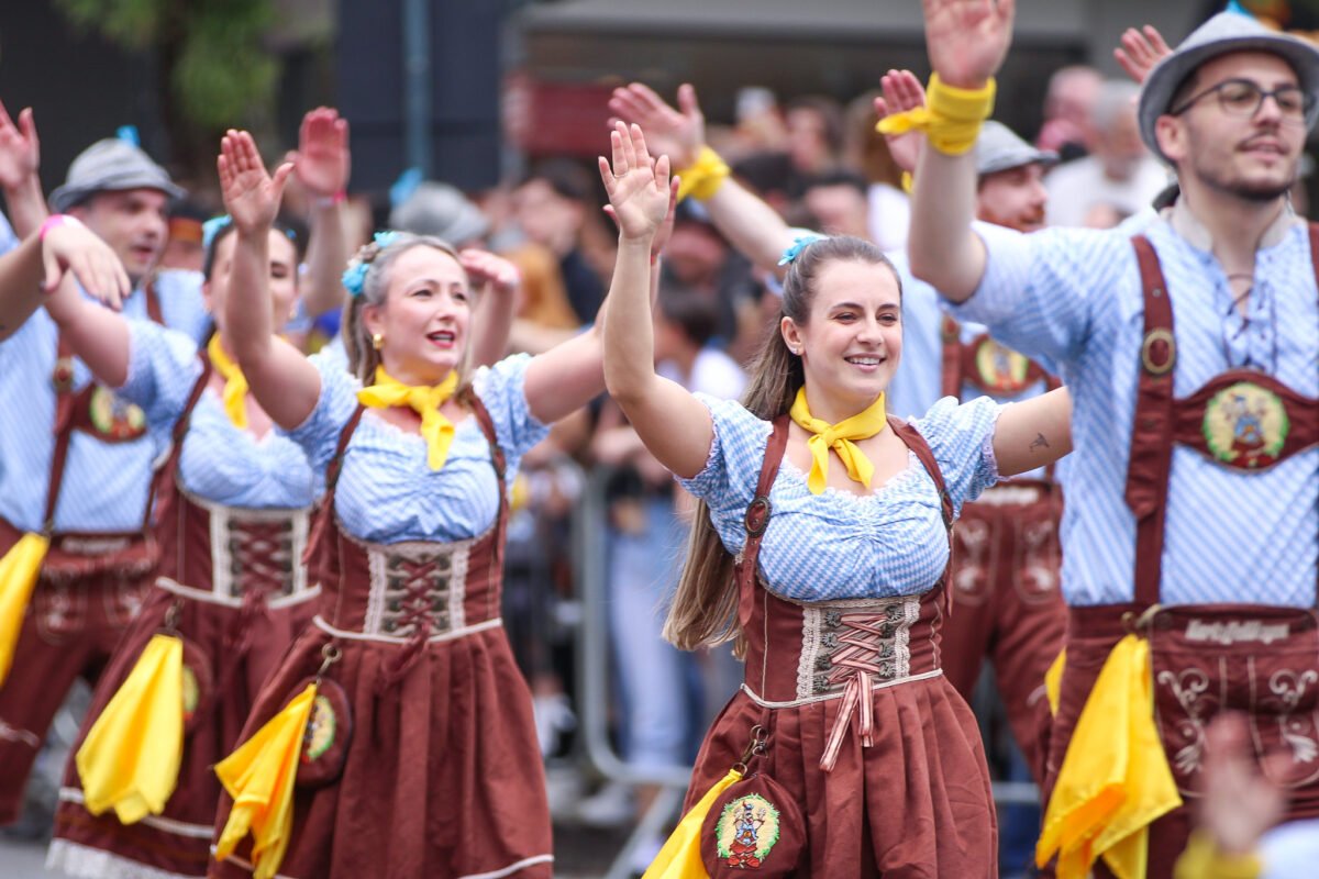 Desfile extra da Oktoberfest reúne milhares de pessoas na Rua 15 de Novembro nesta segunda-feira, dia 12