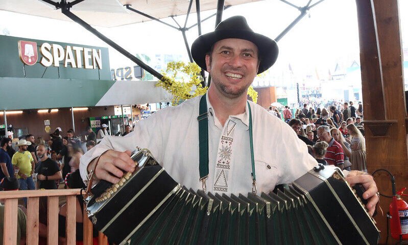 Encontro de Bandoneon destaca tradição da música germânica na 41ª Oktoberfest Blumenau