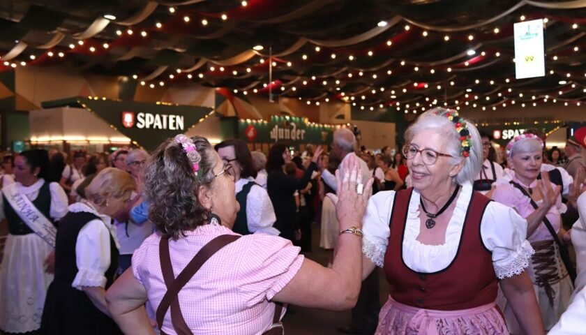 Oktoberfest 60+ lota setores em dia de tradição e reencontros