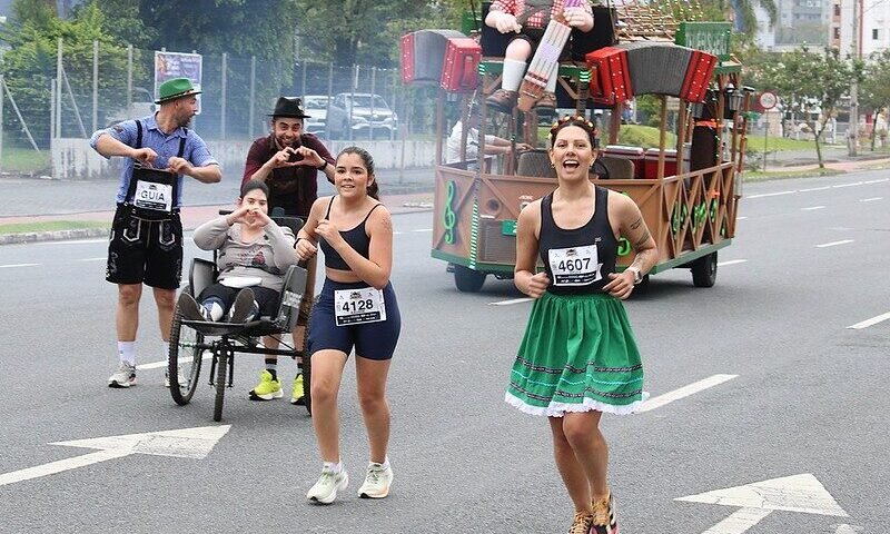 Oktoberfest Run reúne mais de 3,5 mil corredores em Blumenau