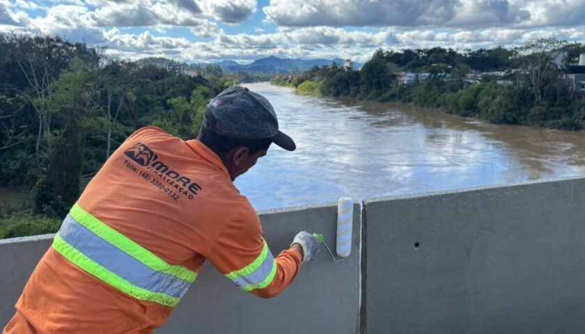 Prefeitura realiza pintura de estruturas públicas atingidas por pichações em Blumenau