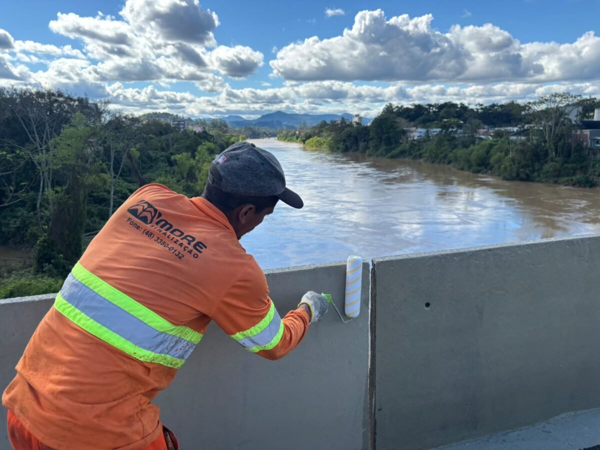 Prefeitura realiza pintura de estruturas públicas atingidas por pichações em Blumenau