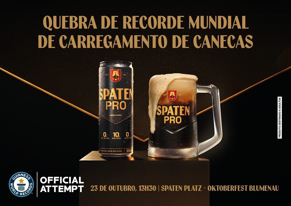 Spaten PRO, cerveja sem álcool e com 10 gramas de proteína, desafia recorde mundial de carregamento de canecas na Oktoberfest Blumenau