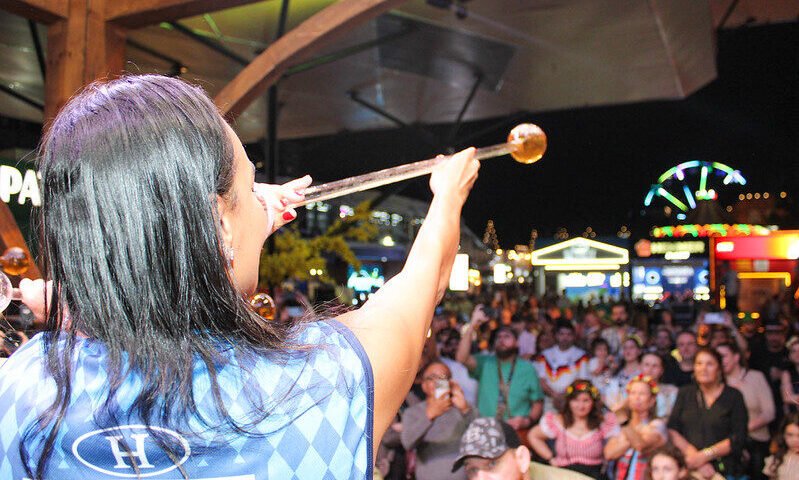 Tradição que atravessa gerações: chope em metro é uma das atrações mais aguardadas da Oktoberfest Blumenau