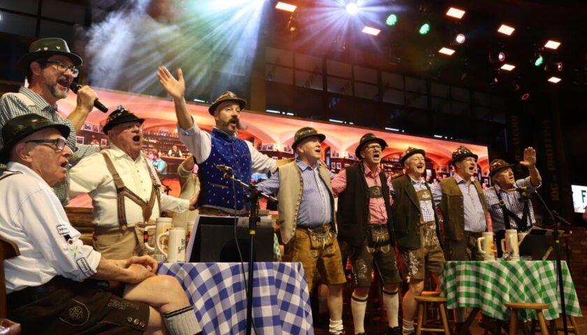 Velhos Camaradas levam tradição e confraternização à Oktoberfest Blumenau