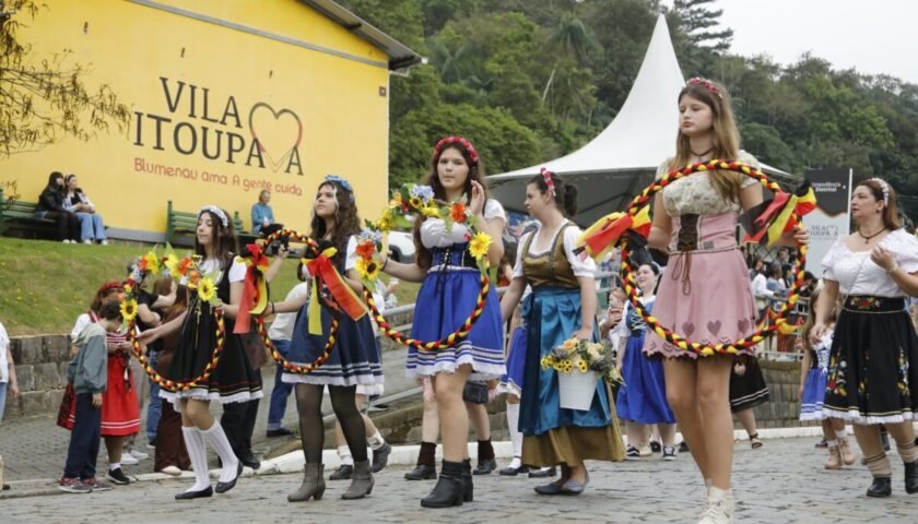 Vila Itoupava celebra tradições germânicas com desfile da Oktoberfest