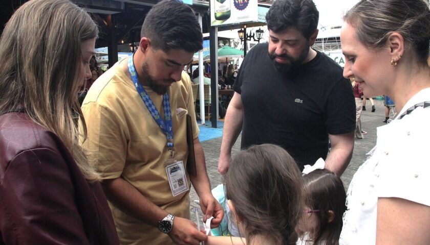 Voluntários cuidam de crianças perdidas e vulneráveis na 41ª Oktoberfest Blumenau