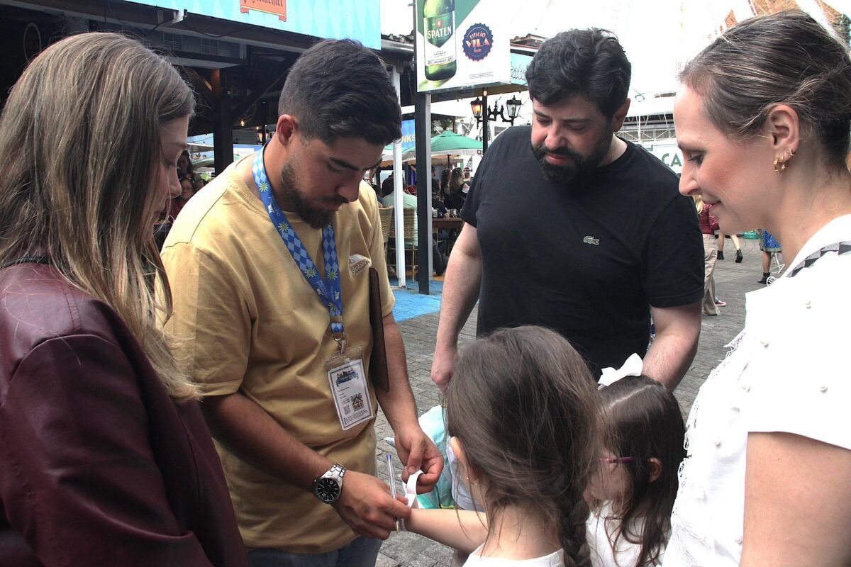 Voluntários cuidam de crianças perdidas e vulneráveis na 41ª Oktoberfest Blumenau